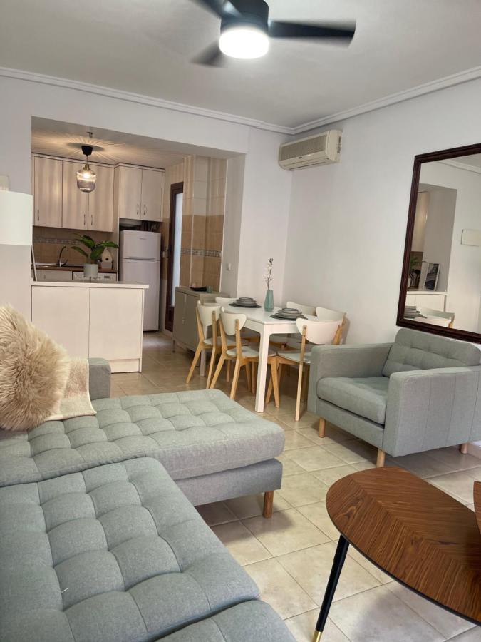 Three Bedroom Apartment With Pool In Torrevieja Kültér fotó